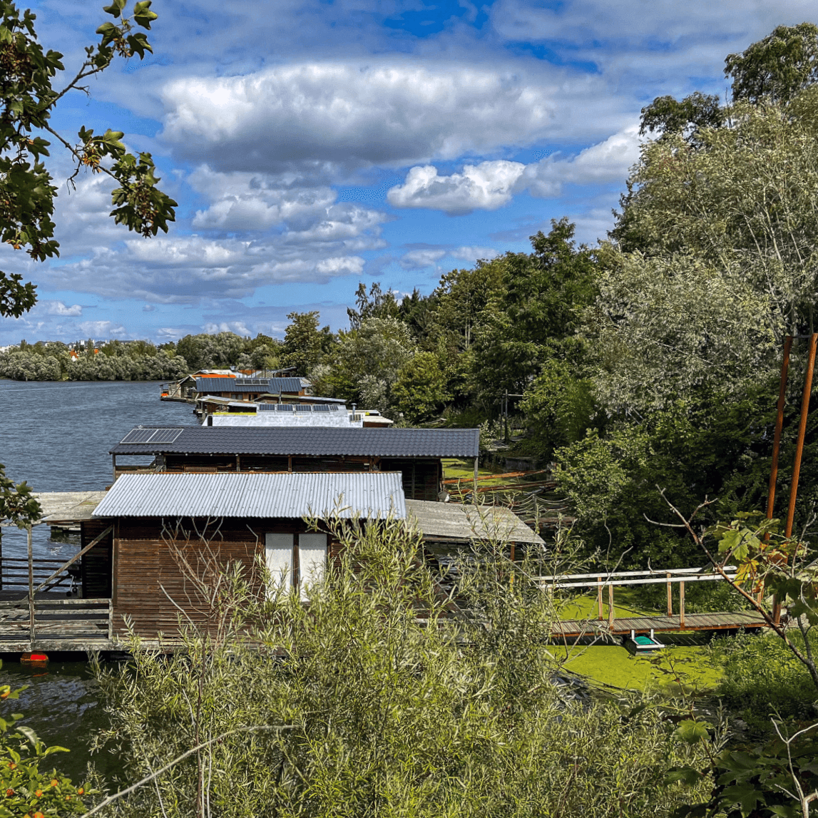 Un des chalets de l'étang de la Galiotte, à Carrières-sous-Poissy.