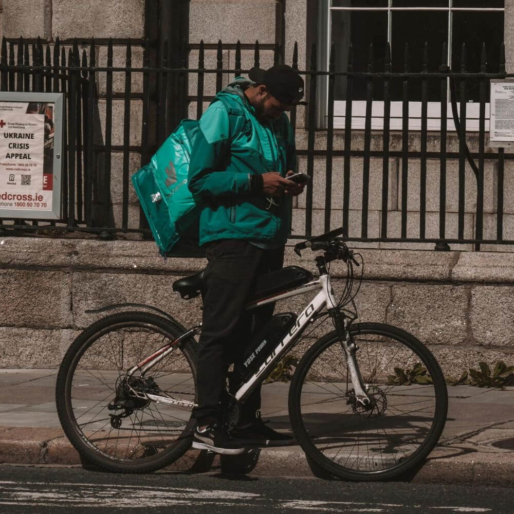Livreur à vélo, ici en Irlande